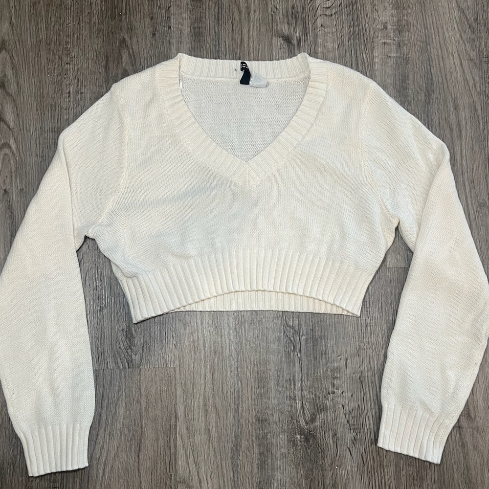 H&M cropped v-neck sweater. Cream/white size M